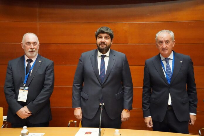 De izquierda a derecha: Pedro Miralles, presidente del COM Murcia, Fernando López Miras, presidente de Murcia, y Tomás Cobo, presidente del CGCOM