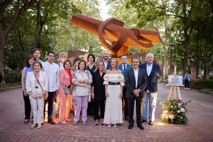 Representantes de los colegios sanitarios posan junto a la escultura Vencer/Irabazi.
