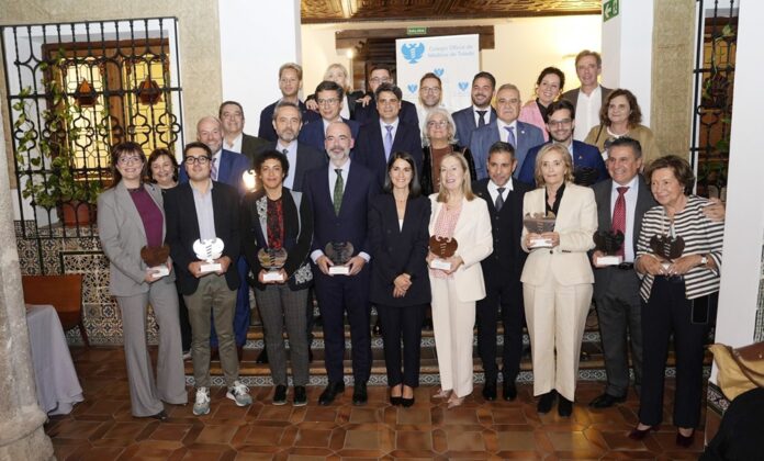 Foto de familia (premiados, autoridades y Junta Directiva del COMT)