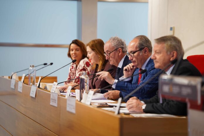 El presidente de la OMC, Tomás Cobo; la secretaria general, Mª Isable Moya junto a Cristina Gil, José Antonio Trujillo y José María Domínguez durante la presentación del manual de la IA.